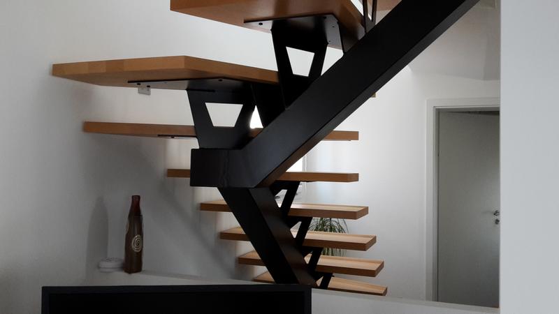 Escalier limon central marche bois en Alsace